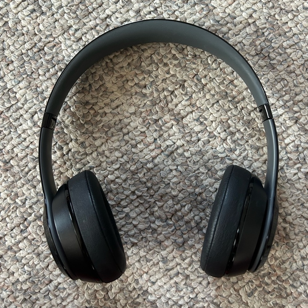Beats by Dr. Dre Solo 2 Headphones - Picture 2 of 11